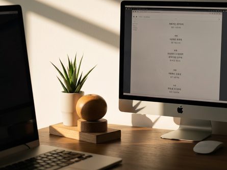 책상 위에 놓인 계산기와 지폐, 통장, 금융 서류들