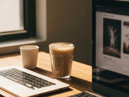 책상 위에 놓인 서류 봉투와 계산기, 펜, 인감도장