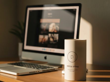 손으로 잡은 연금 관련 서류와 계산기 클로즈업, 흐릿한 책장 배경